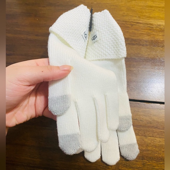 UGG Bow Tech Gloves - Picture 4 of 7